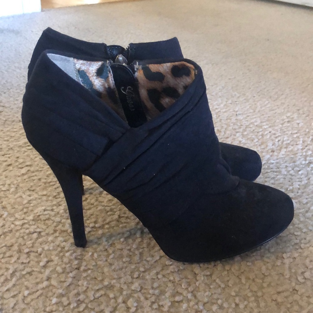 Guess black suede booties 8.5M